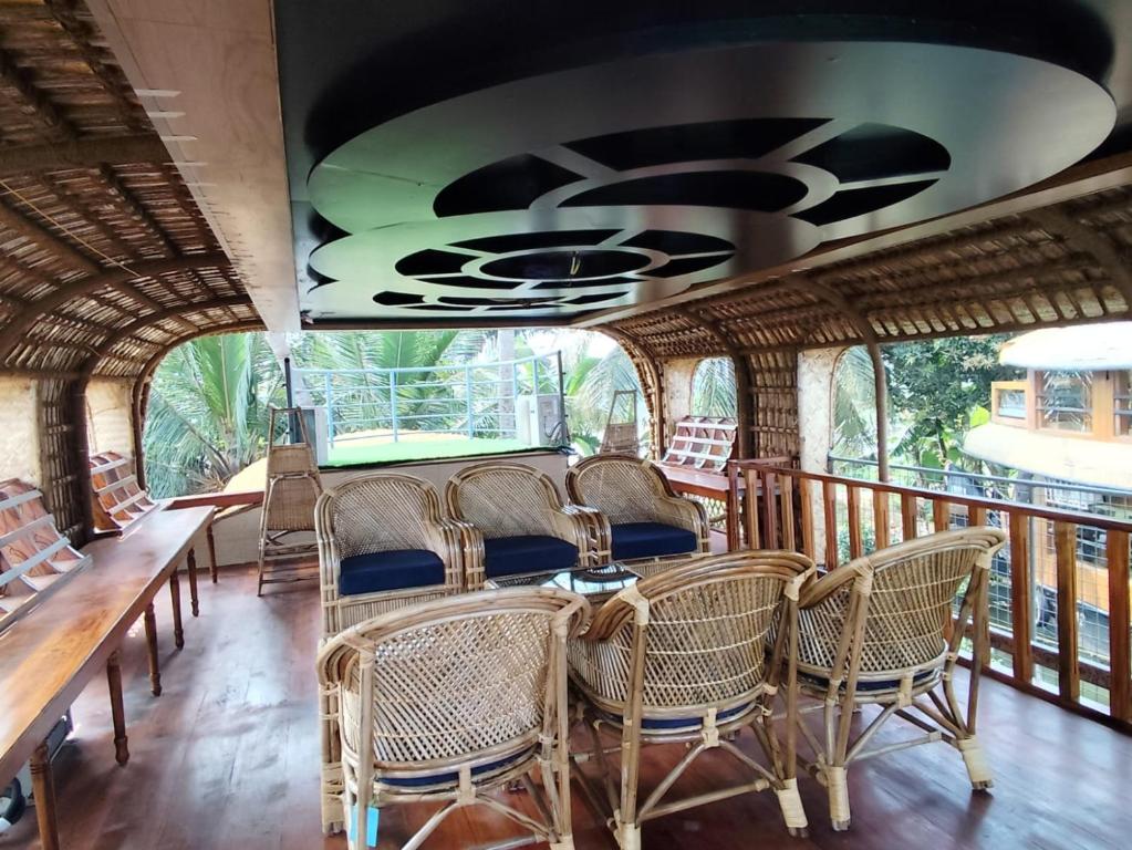 What Food is Served on an Alleppey Houseboat? Complete Menu Guide