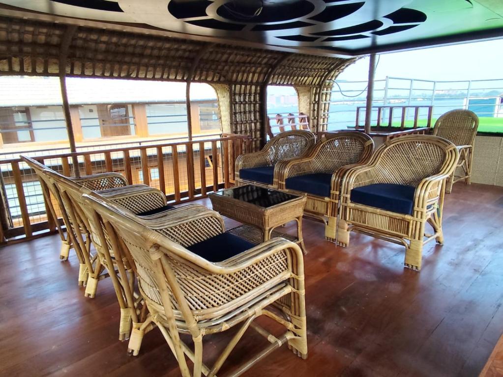 Alleppey Houseboat for Families & Groups: How to Choose the Right Boat
